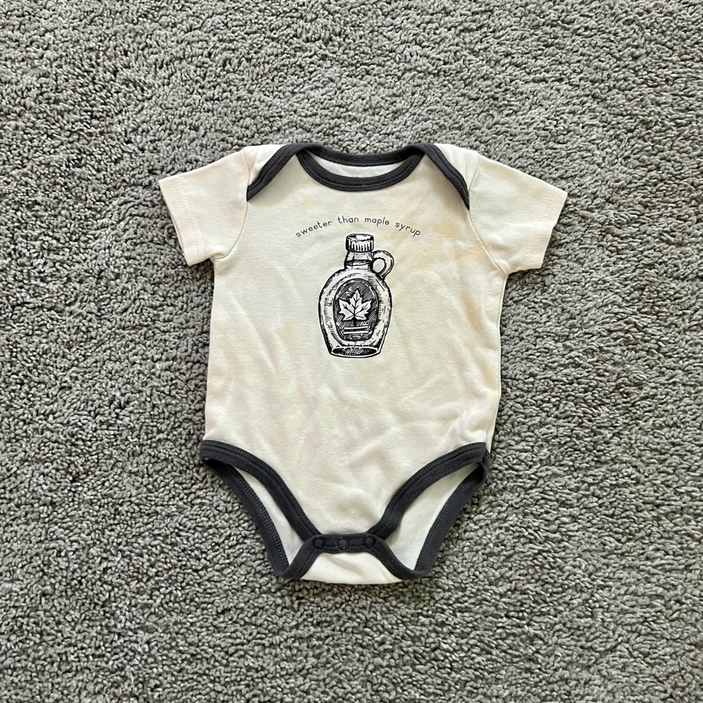 👶 “Sweeter than maple syrup” funny onesie. Size 9 months.